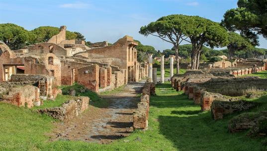 Ostia Antica, die Hafenstadt des antiken Rom Ostia Antica gehört heute zu den bedeutendsten Ausgrabungsstätten der römischen Welt. Die Ruinen der antiken Hafenstadt liegen ca. 25 km südwestlich von Rom an der Tibermündung. Ostia Antica war Roms Logistikzentrum zur Versorgung der Hauptstadt mit Lebensmitteln.
